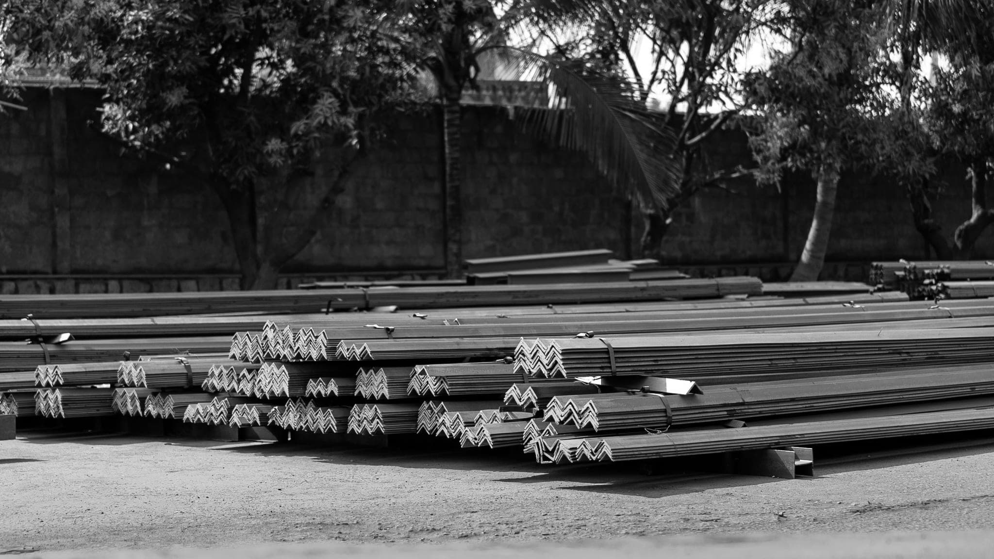 Các thanh thép xếp chồng thành từng lớp trong bãi vật liệu